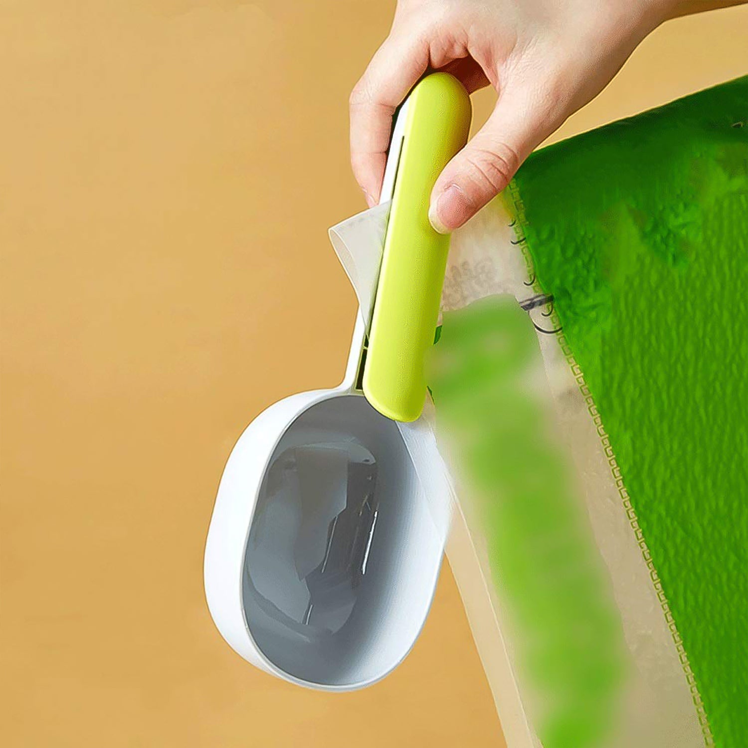 Measuring Scoop with Bag Clip – Kitchen Storage Essential
